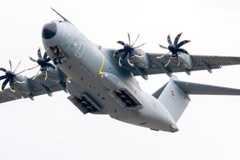 Ein Transportflugzeug vom Typ Airbus A400M der Luftwaffe: Für den Evakuierungseinsatz der Bundeswehr sollen laut Plänen der Bundesregierung mehrere hundert Soldaten nach Afghanistan entsendet werden.