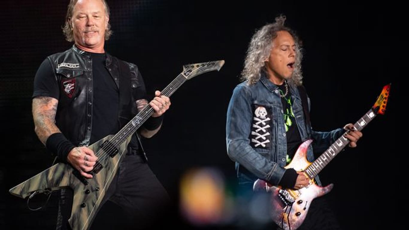 James Hetfield (l.) und Kirk Hammett der Band Metallica spielen auf der Bühne (Archivbild): Die Superstars aus den USA planen, den Flutopfern in NRW und Rheinland-Pfalz zu helfen.