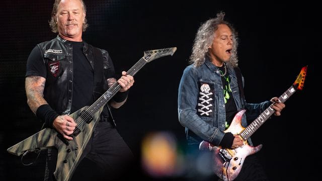 James Hetfield (l.) und Kirk Hammett der Band Metallica spielen auf der Bühne (Archivbild): Die Superstars aus den USA planen, den Flutopfern in NRW und Rheinland-Pfalz zu helfen.