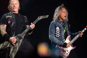 James Hetfield (l.) und Kirk Hammett der Band Metallica spielen auf der Bühne (Archivbild): Die Superstars aus den USA planen, den Flutopfern in NRW und Rheinland-Pfalz zu helfen.