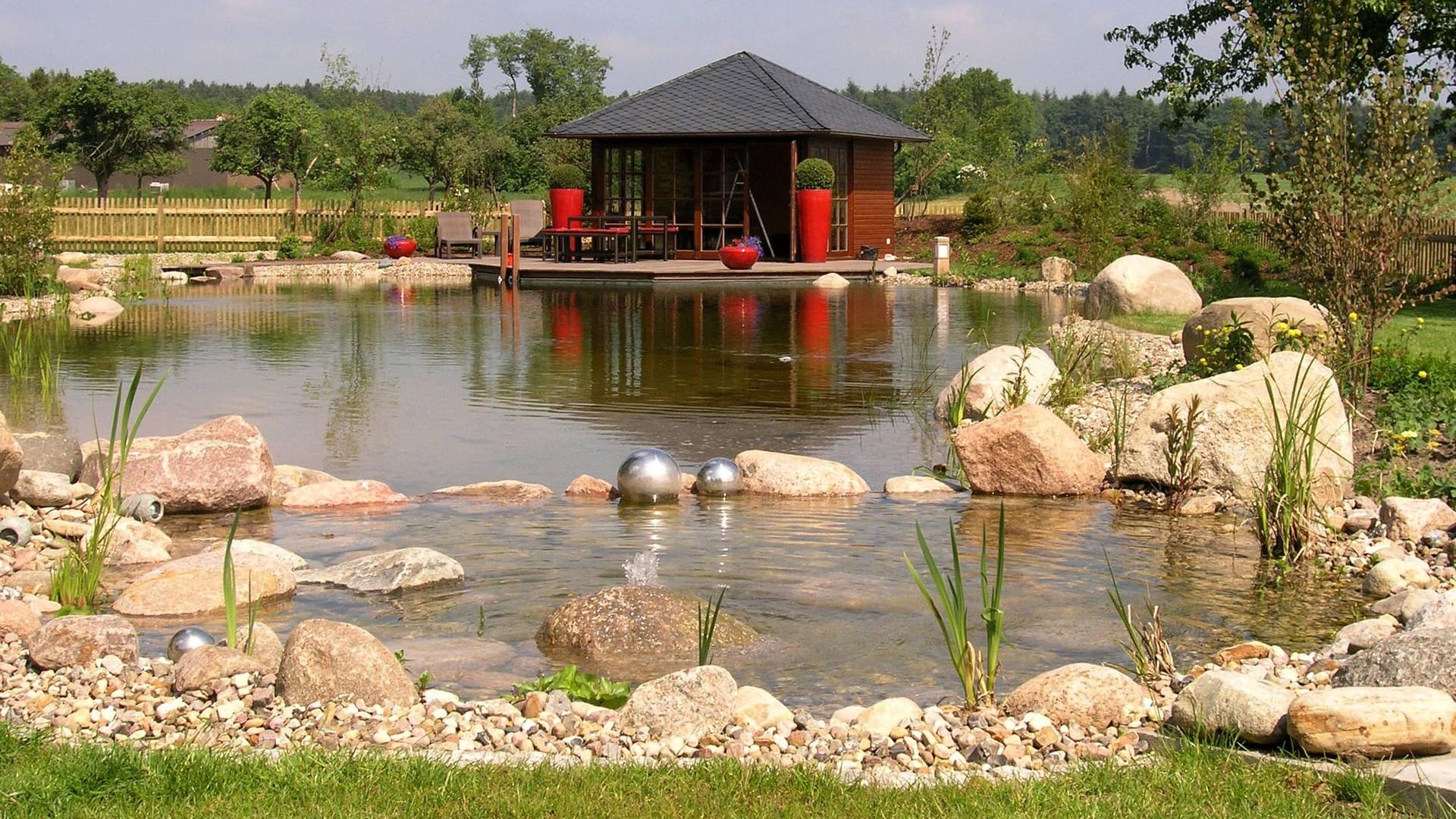 Schwimmteich: Wasserpflanzen verhindern, dass sich unschöne Algen ansiedeln.