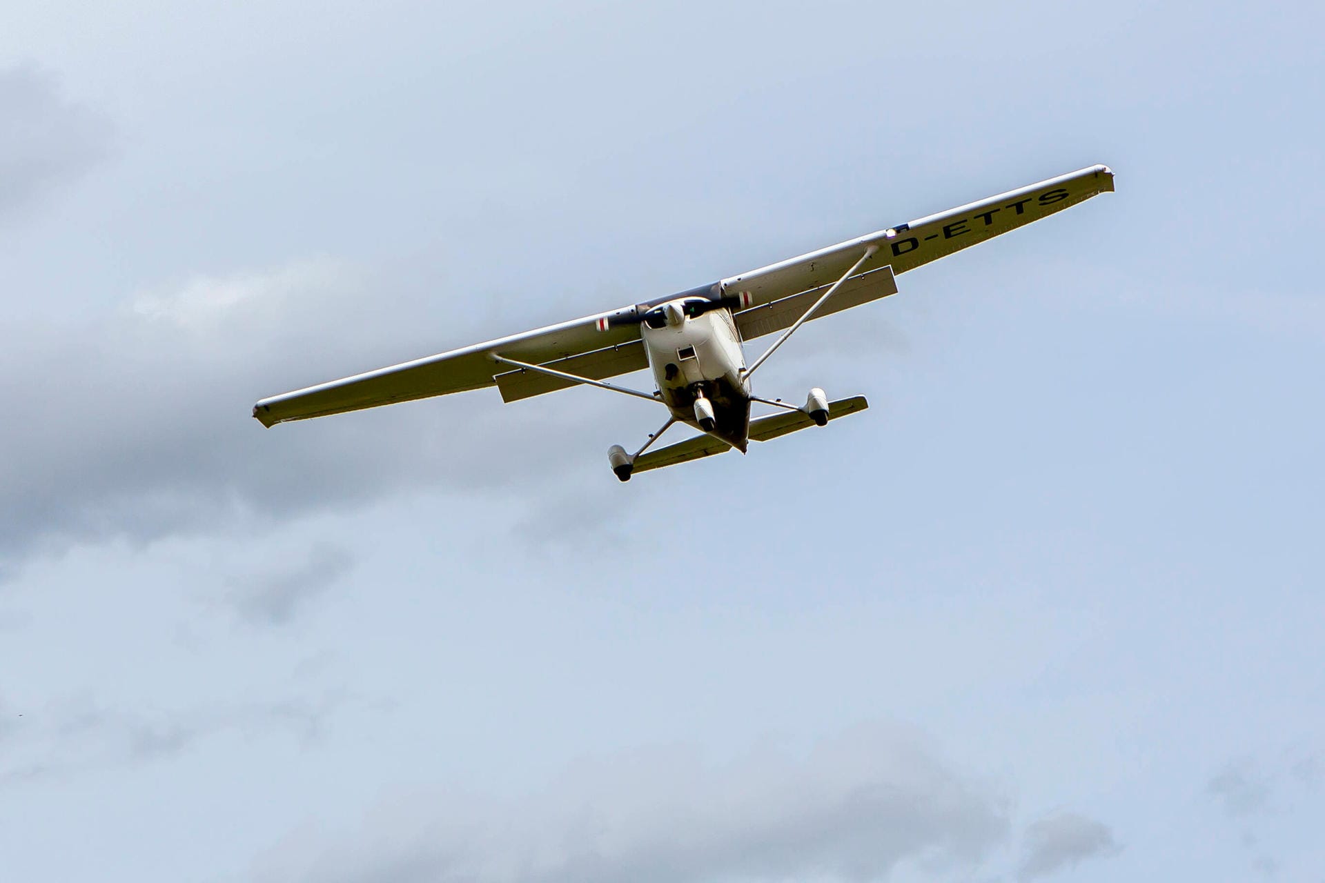 Cessna im Anflug (Archivbild): Im baden-württembergischen Ludwigsburg musste ein solches Kleinflugzeug notlanden.