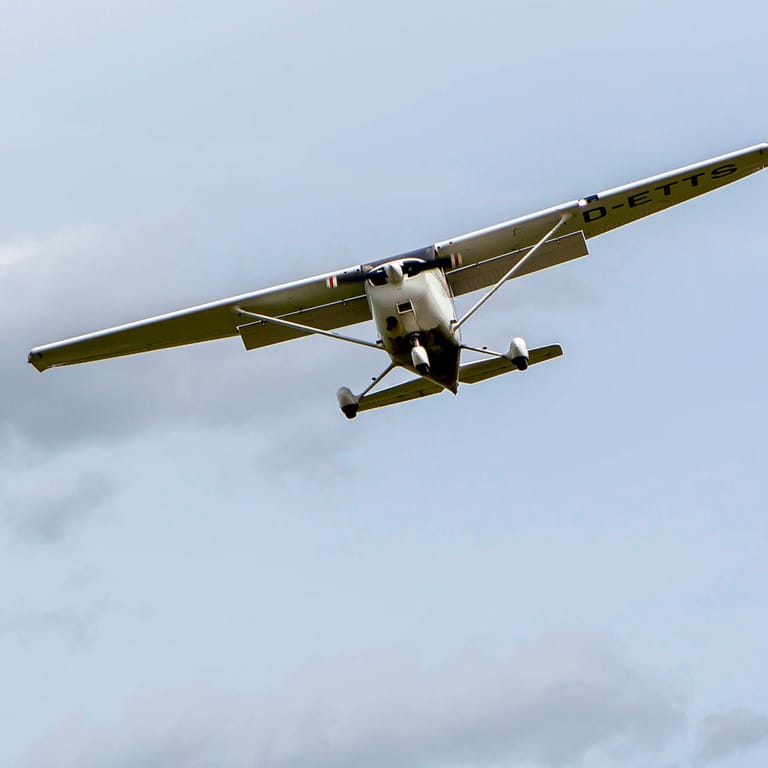 Cessna im Anflug (Archivbild): Im baden-württembergischen Ludwigsburg musste ein solches Kleinflugzeug notlanden.