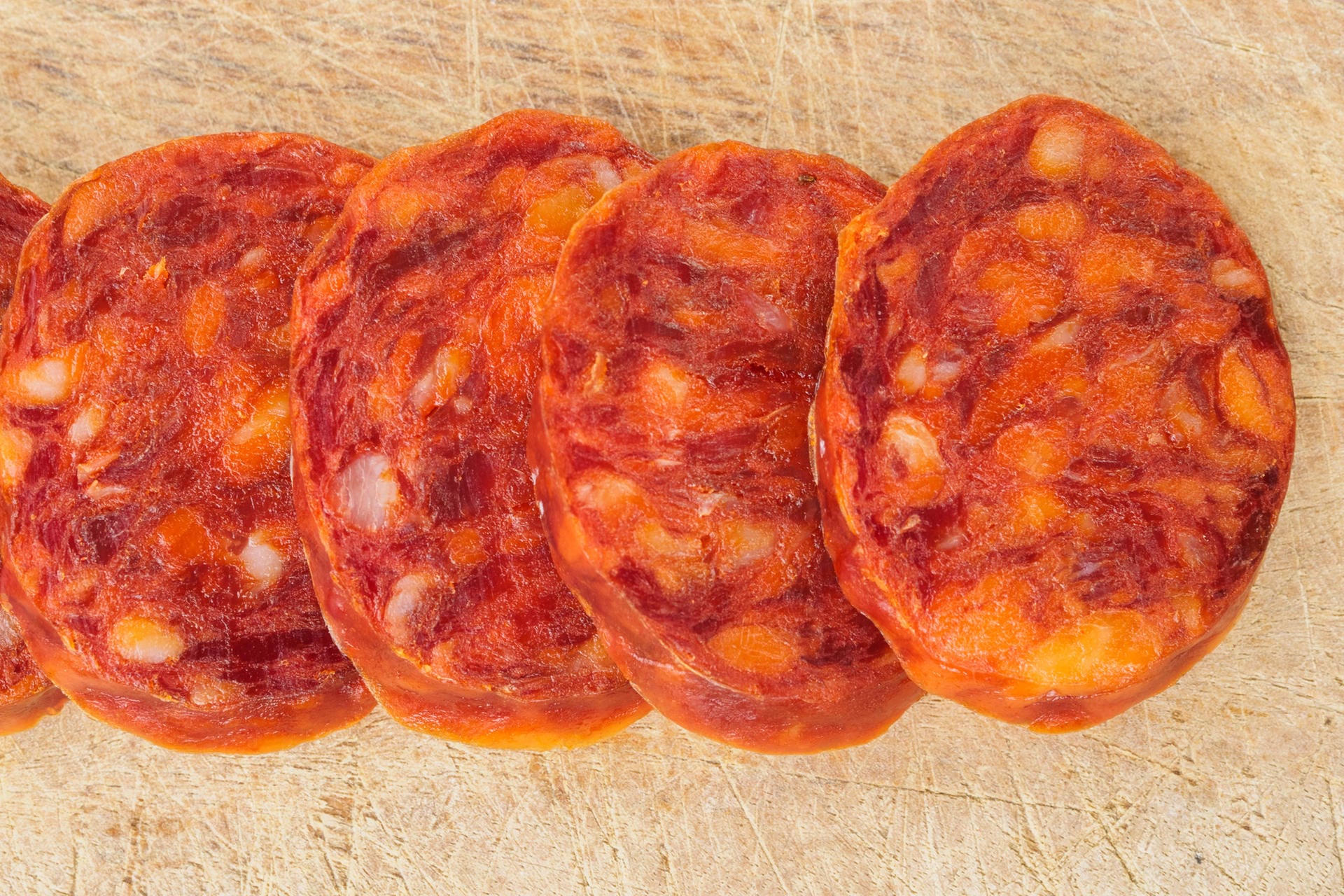 Chorizo ist die wohl populärste Wurst Spaniens. Die Salami-ähnliche, luftgetrocknete, rote Wurst wird frisch, luftgetrocknet, geräuchert, gebraten, gegrillt, gekocht und sogar eingelegt gegessen. Die grobe Chorizo wird mit Knoblauch und geräuchertem Paprikapulver gewürzt. In der spanischen Küche wird sie in vielen verschiedenen Gerichten verwendet.