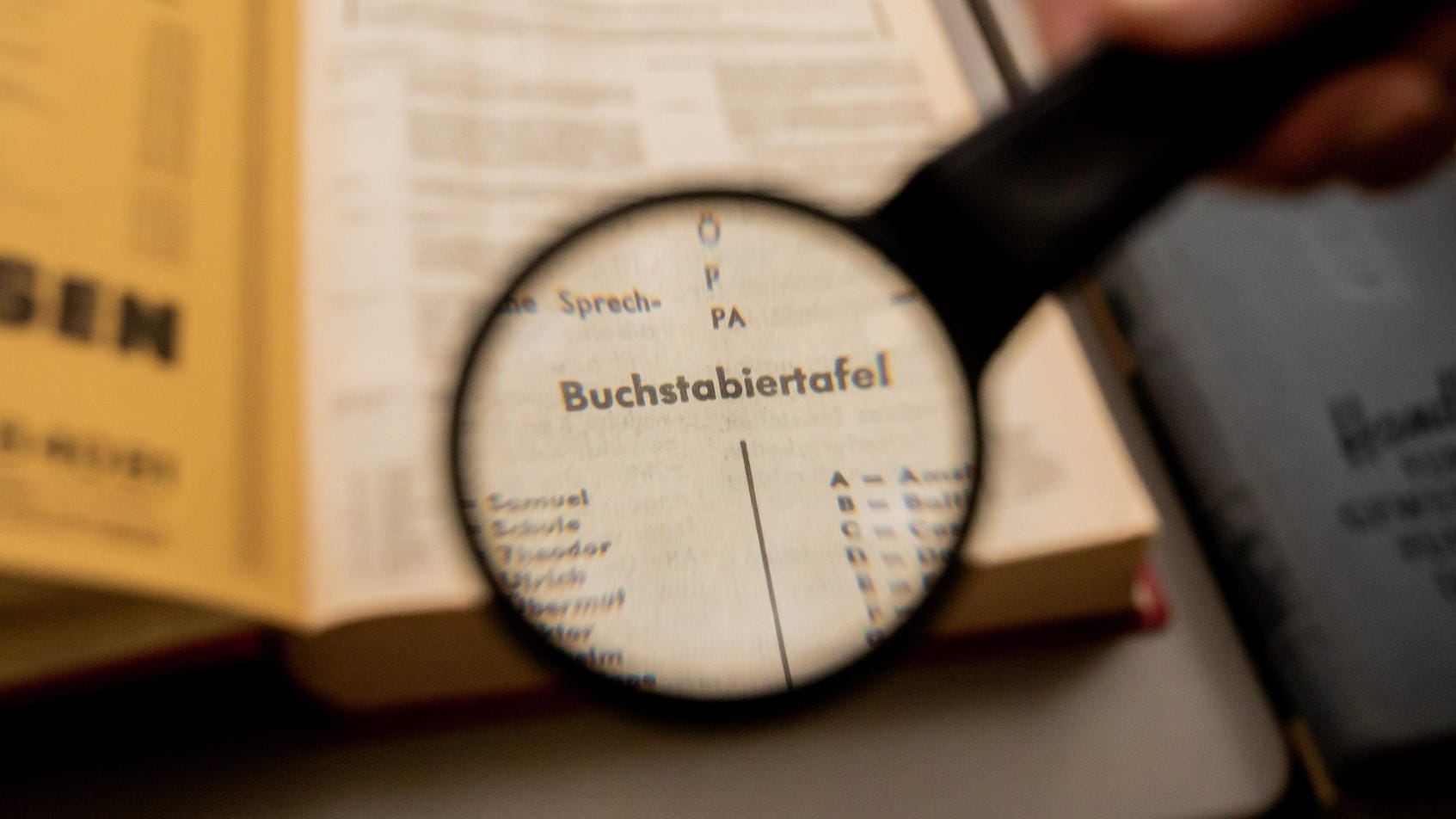 Buchstabiertafel: Die alte Tafel hat ausgedient, das Deutsche Institut für Normung arbeitet an einem neuen Buchstabieralphabet.