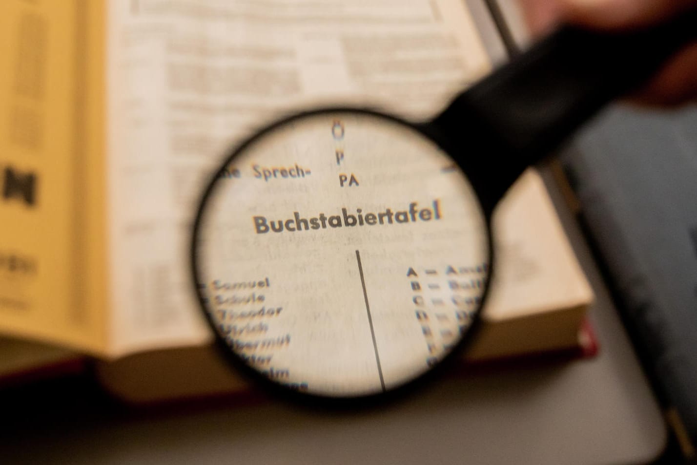 Buchstabiertafel: Die alte Tafel hat ausgedient, das Deutsche Institut für Normung arbeitet an einem neuen Buchstabieralphabet.