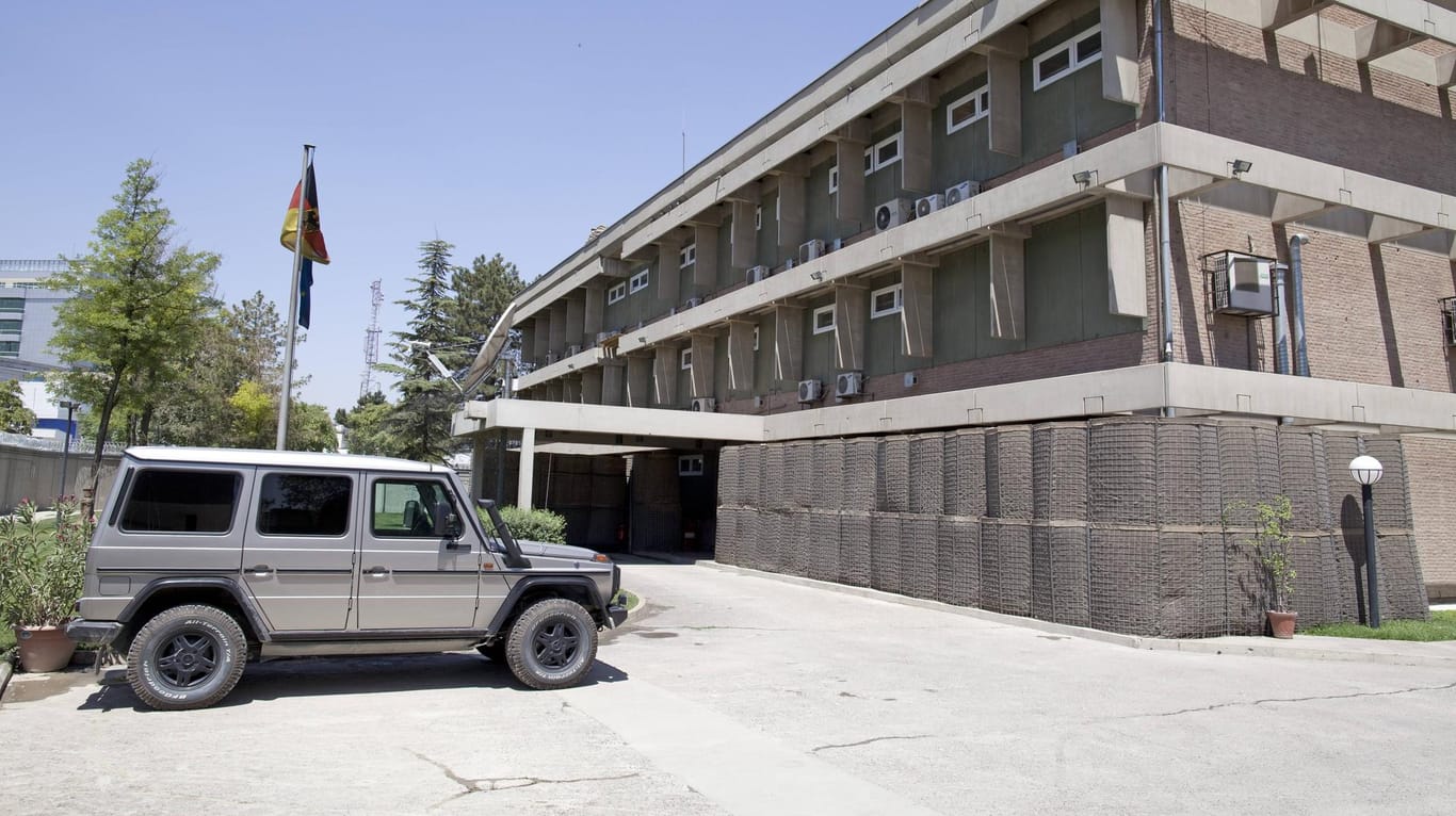 Die deutsche Botschaft in Kabul (Archivfoto): Laut einem Bericht hat die deutsche Botschaft bereits seit längerer Zeit vor der Gefahrenlage für ihre Mitarbeiter gewarnt.