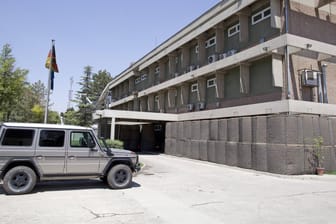 Die deutsche Botschaft in Kabul (Archivfoto): Laut einem Bericht hat die deutsche Botschaft bereits seit längerer Zeit vor der Gefahrenlage für ihre Mitarbeiter gewarnt.