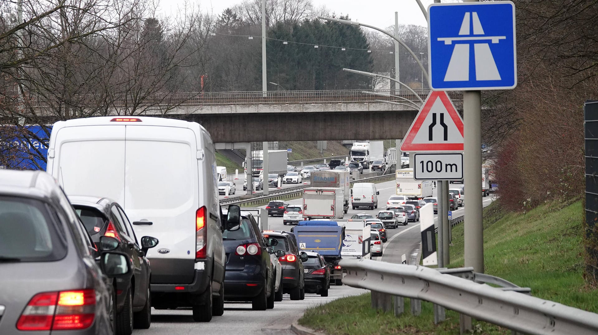 Stau: Wer hat Vorfahrt an der Autobahn-Auffahrt?