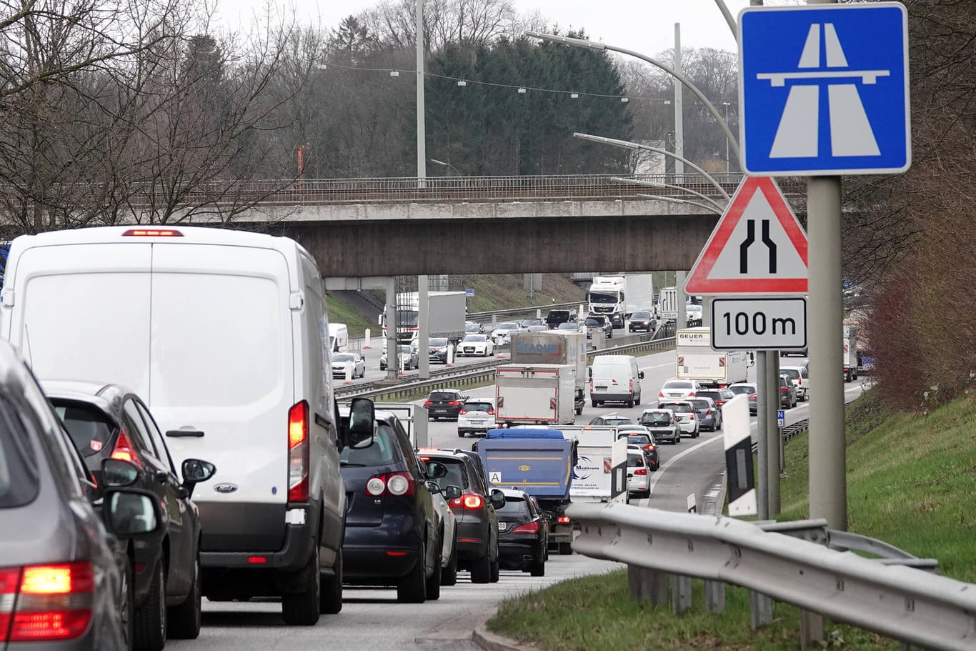 Stau: Wer hat Vorfahrt an der Autobahn-Auffahrt?