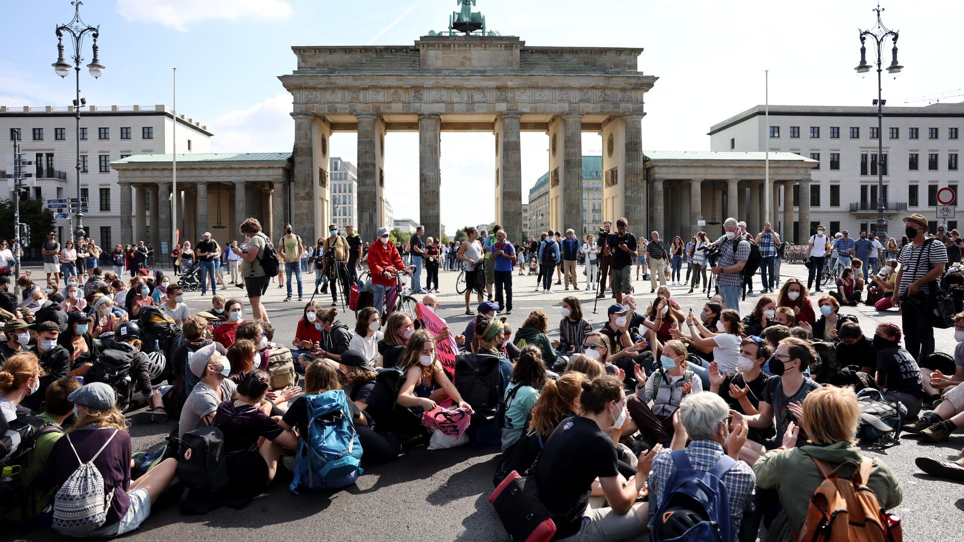 Aktivisten von "Extinction Rebellion" sitzen vor dem Brandenburger Tor: Mehr Protestaktionen sind geplant.