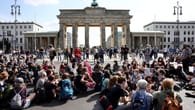 Extinction Rebellion in Berlin: Polizei räumt Straße am Brandenburger Tor
