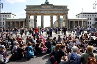 Aktivisten von "Extinction Rebellion" sitzen vor dem Brandenburger Tor: Mehr Protestaktionen sind geplant.