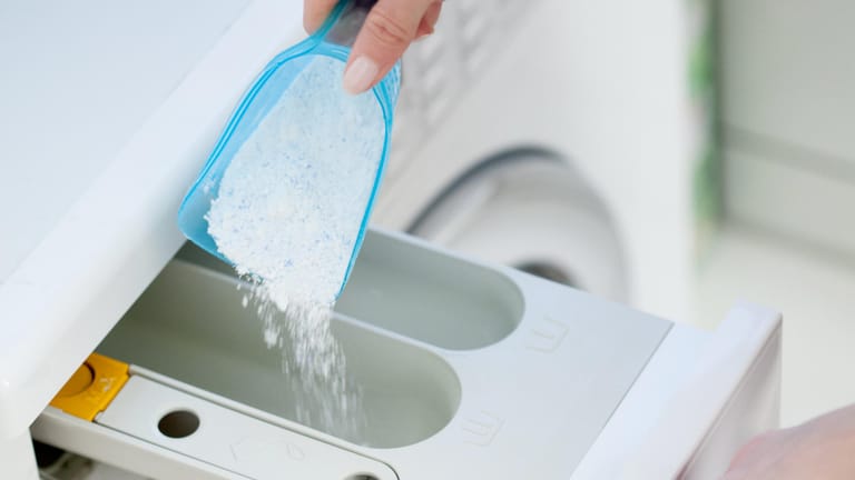 Flecken entfernen: Waschmittel in Pulverform hilft besser bei hartnäckigen Flecken.