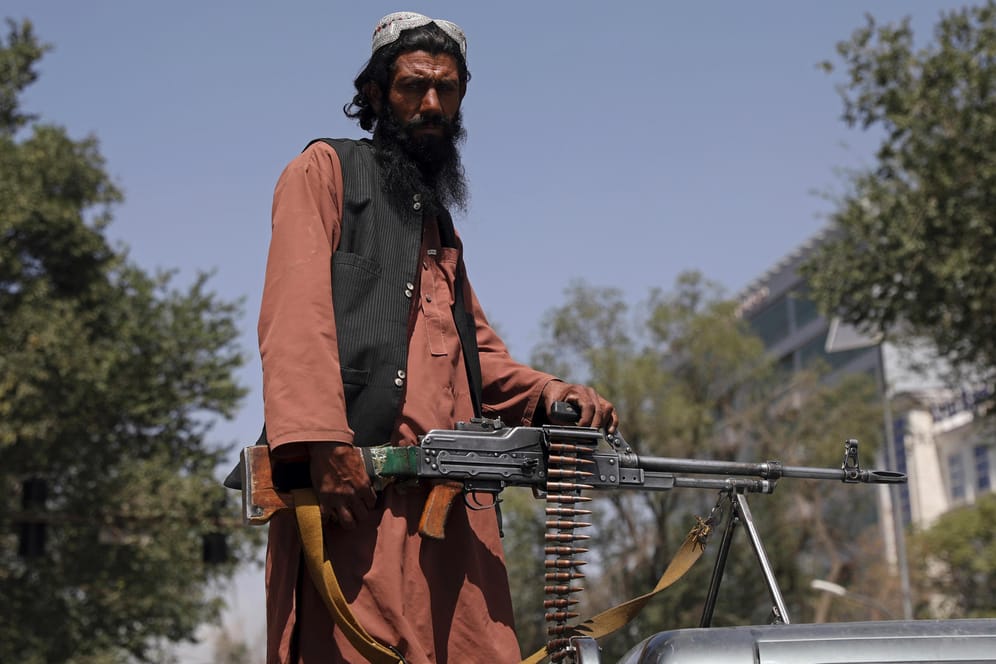 Ein Taliban-Kämpfer hält Wache: Während ihrer früheren Herrschaft von 1996 bis 2001 haben die Taliban unmenschliche und drakonische Strafen verhängt.