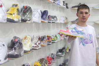 Stepan Timoshin in seinem Vaditim-Store: Der 21-Jährige hat mit Sneakern ein Vermögen gemacht.