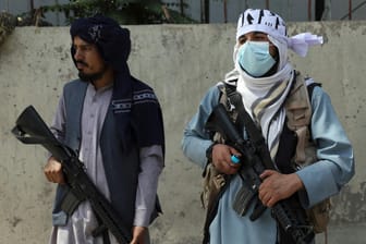 Zwei Taliban-Kämpfer vor dem Haupteingang des Präsidentenpalasts in Kabul: Die Taliban finanzieren sich zu einem Großteil durch Drogenhandel.