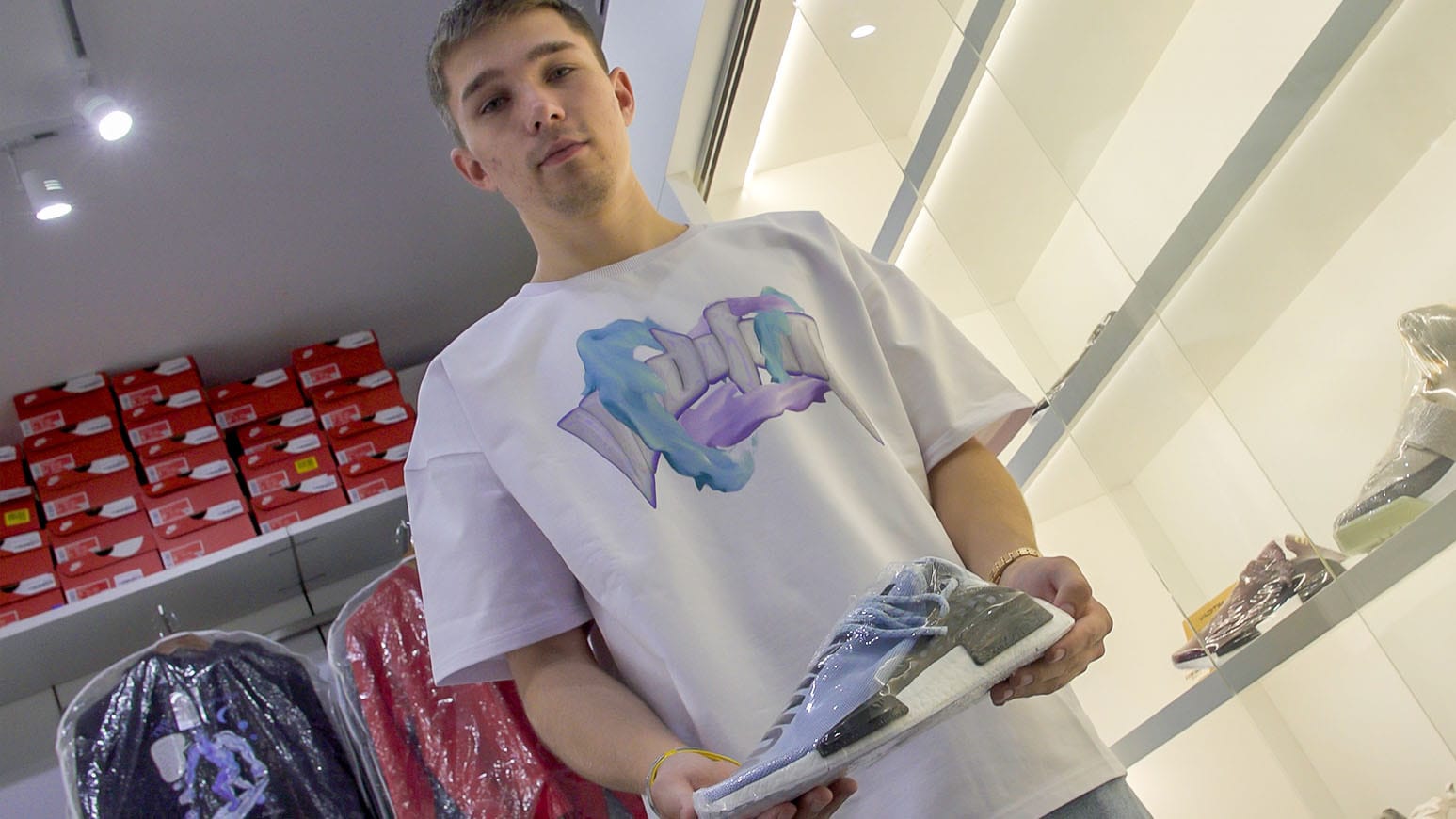 Stepan Timoshin mit dem Adidas Race NMD Baby Blue: 30.000 Euro ist das Sample wert. Es gibt ihn nur zweimal auf der Welt.