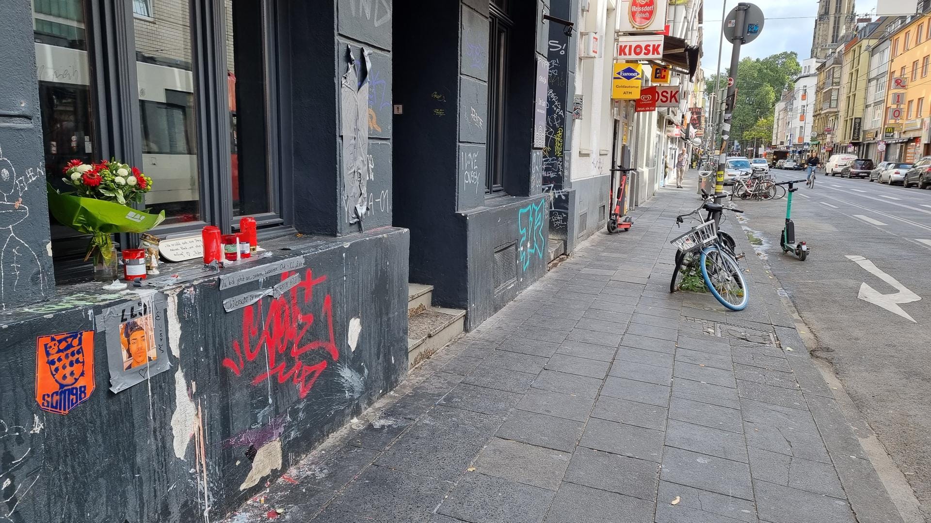 Der Tatort auf der Zülpicher Straße am Montag: Von der Gedenkstätte ist nur noch wenig zu sehen. Der Tatort auf der Zülpicher Straße am Montag: Von der Gedenkstätte ist nur noch wenig zu sehen.