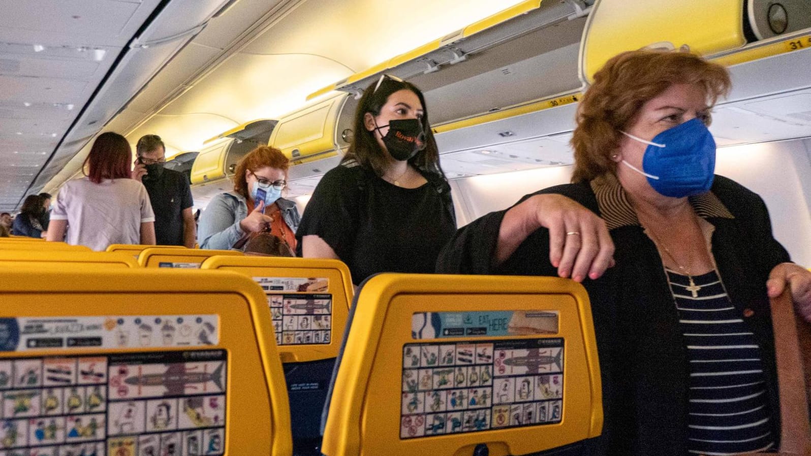 Passagiere mit Maske: Insbesondere die Maskenpflicht führt immer häufiger zu Auseinandersetzungen an Bord (Symbolbild).