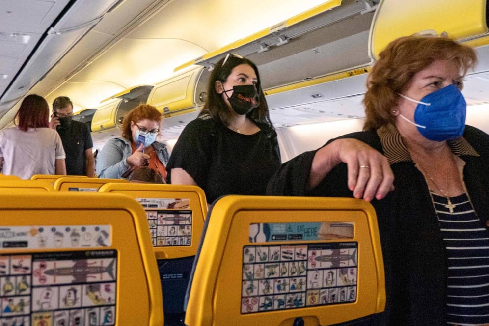 Passagiere mit Maske: Insbesondere die Maskenpflicht führt immer häufiger zu Auseinandersetzungen an Bord (Symbolbild).
