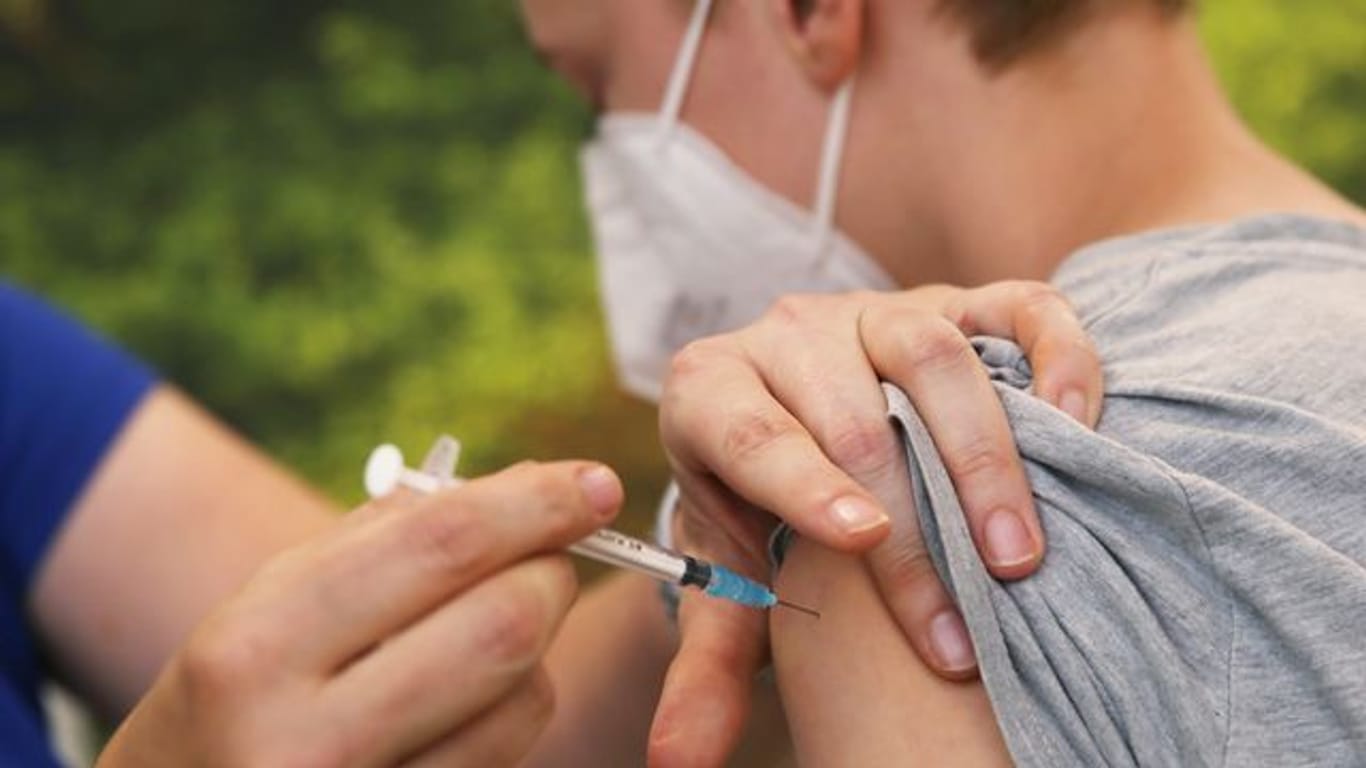Die Ständige Impfkommission (Stiko) spricht sich nun für Corona-Impfungen für alle Kinder und Jugendlichen ab zwölf Jahren aus.
