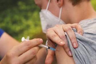 Die Ständige Impfkommission (Stiko) spricht sich nun für Corona-Impfungen für alle Kinder und Jugendlichen ab zwölf Jahren aus.