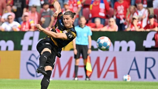Der Leipziger Marcel Sabitzer soll weiter auf der Wunschliste vom FC Bayern stehen. Der Leipziger Marcel Sabitzer soll weiter auf der Wunschliste vom FC Bayern stehen.