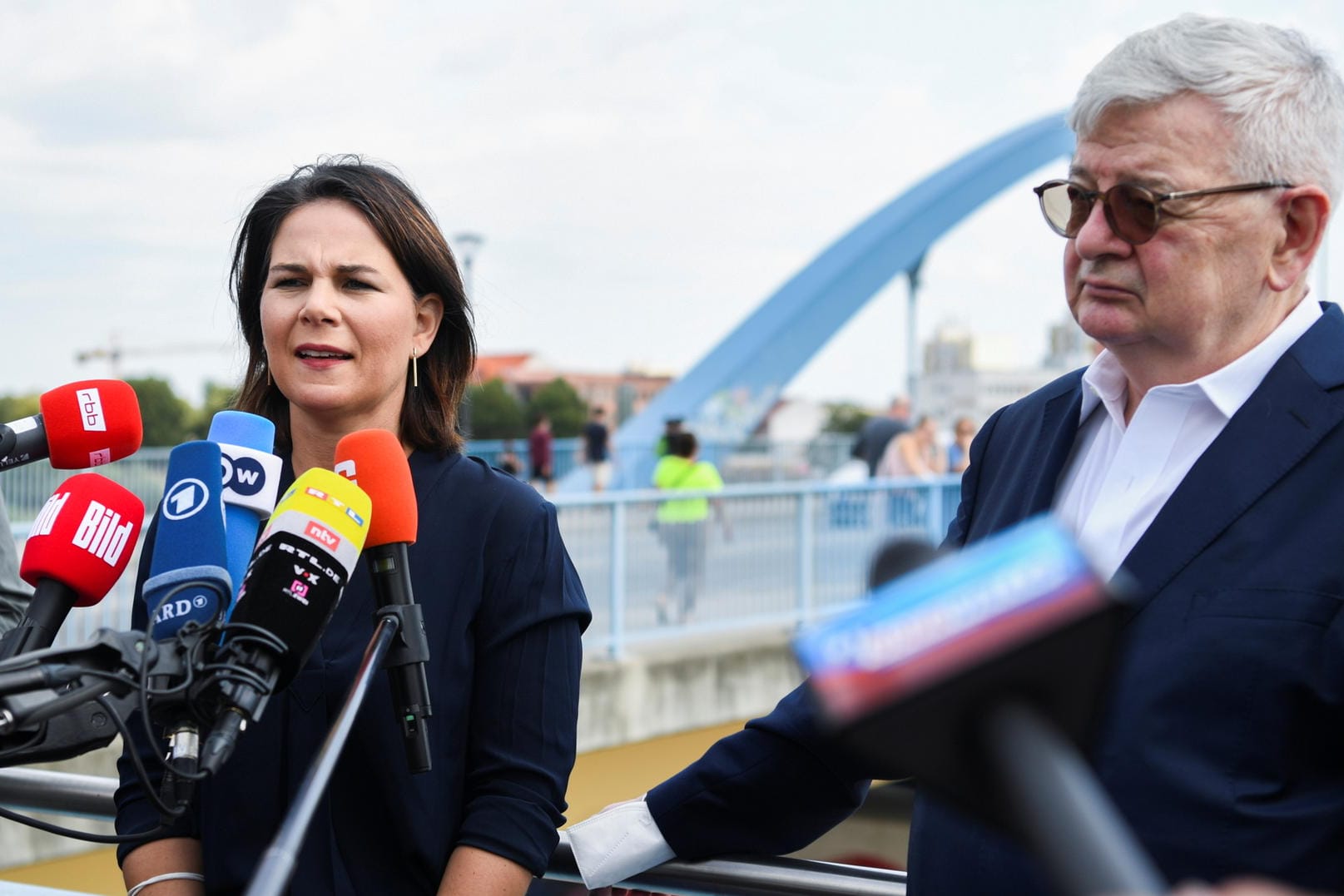 Annalena Baerbock und Joschka Fischer bei einer Wahlkampfveranstaltung: Die Grünen-Kanzlerkandidatin fordert von der Bundesregierung, mindestens 10.000 Menschen aus Afghanistan aufzunehmen.