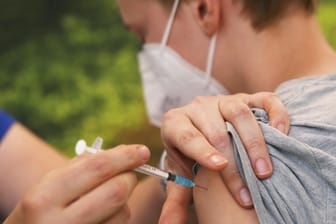 Anti-Corona-Spritze: Die Ständige Impfkommission spricht sich jetzt für Corona-Impfungen für alle Kinder und Jugendlichen ab zwölf Jahren aus.