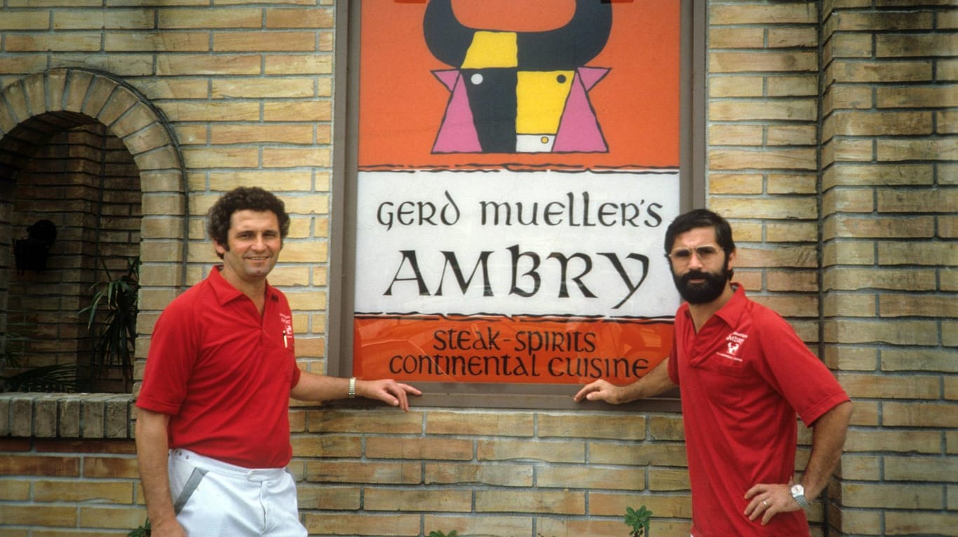 Das Geschäft danach: Gerd Müller (r.) mit seinem Geschäftspartner Hans Huber vor ihrem Restaurant The Ambry.