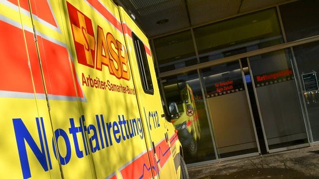 Ein Rettungswagen steht vor der Rettungsstelle eines Klinikums (Symbolbild): Wie schwer verletzt die Insassen des Wagens sind, ist noch unklar.