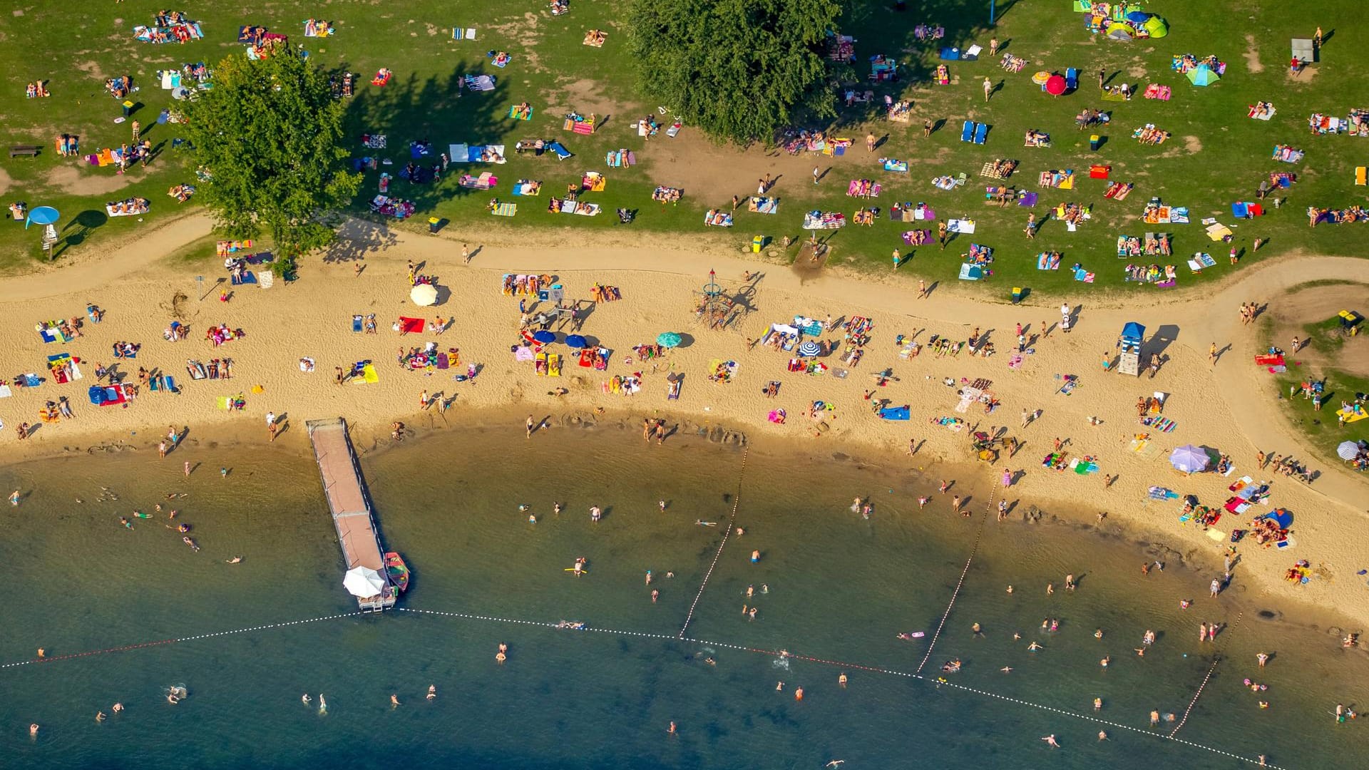 Die Liegewiese am Unterbacher See in Düsseldorf (Symbolbild): An einem FKK-Strand lernte der Mann sein späteres Opfer kennen.