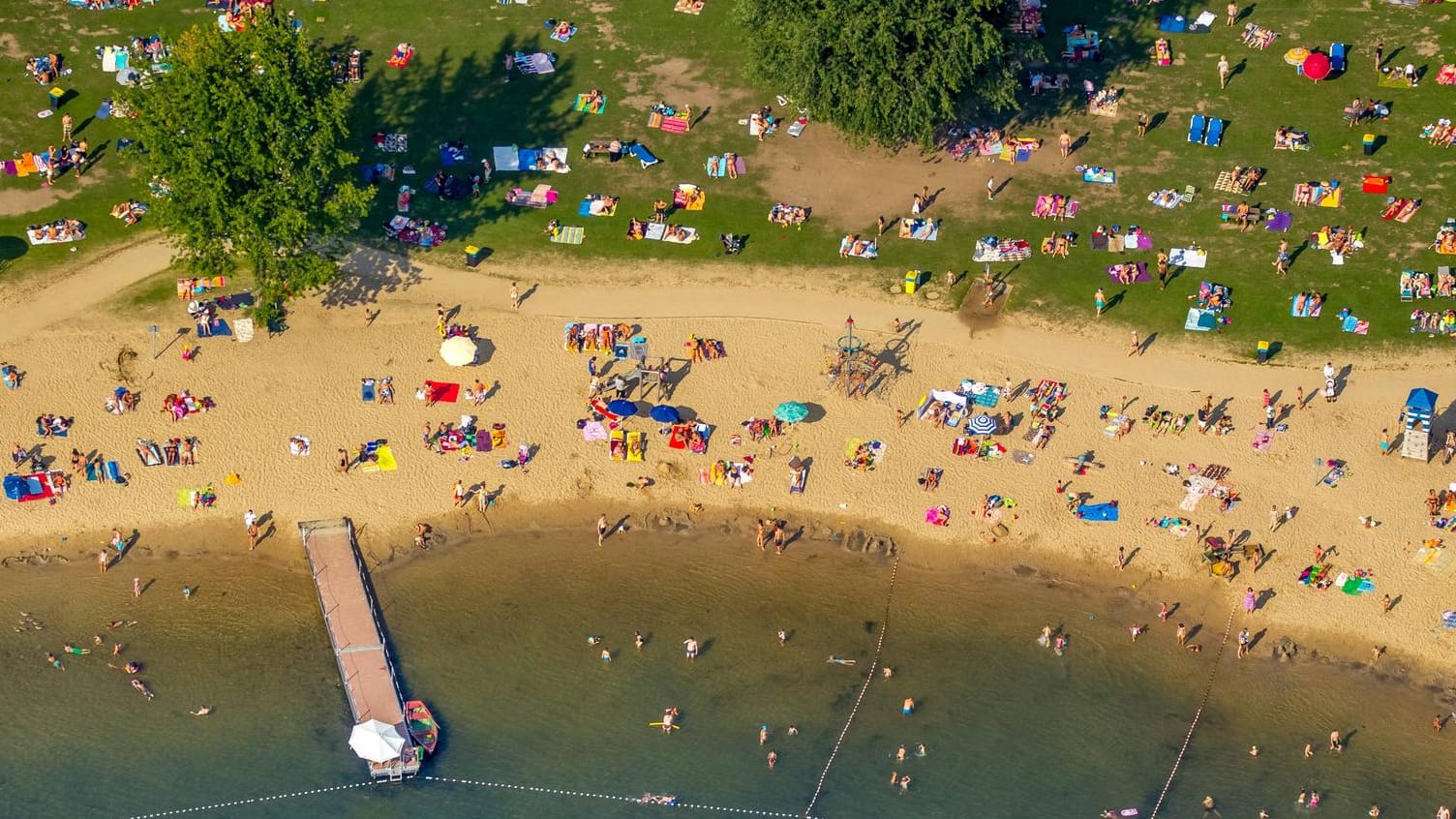 Die Liegewiese am Unterbacher See in Düsseldorf (Symbolbild): An einem FKK-Strand lernte der Mann sein späteres Opfer kennen.