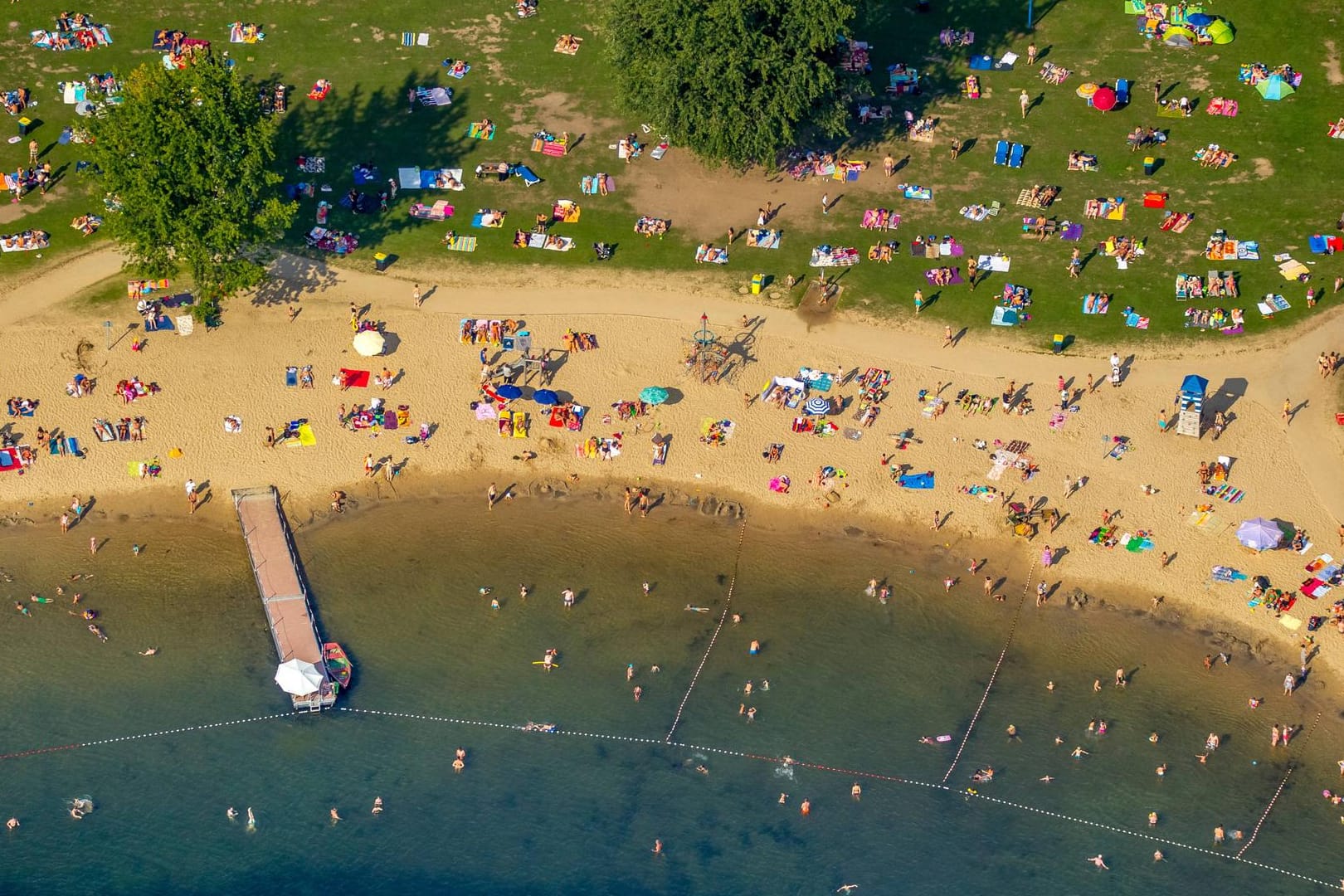 Die Liegewiese am Unterbacher See in Düsseldorf (Symbolbild): An einem FKK-Strand lernte der Mann sein späteres Opfer kennen.