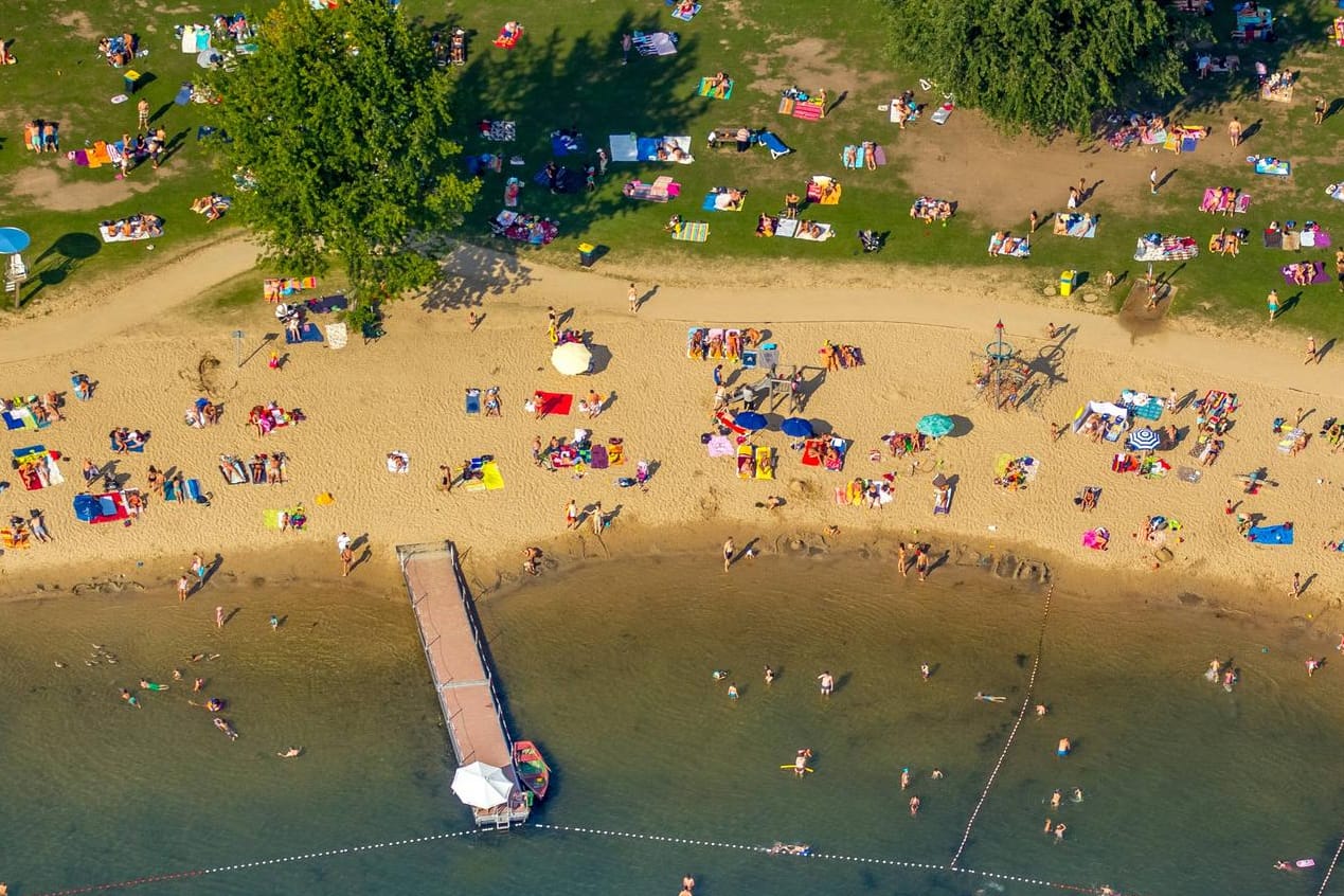 Die Liegewiese am Unterbacher See in Düsseldorf (Symbolbild): An einem FKK-Strand lernte der Mann sein späteres Opfer kennen.