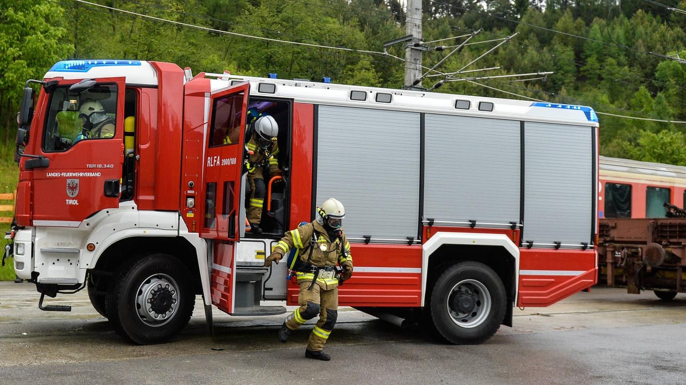 Ein Einsatzwagen der Tiroler Feuerwehr (Symbolbild): In Tirol ist ein Feuerwehrmann bei Sicherungsarbeiten von einer Schlammlawine verschüttet worden.