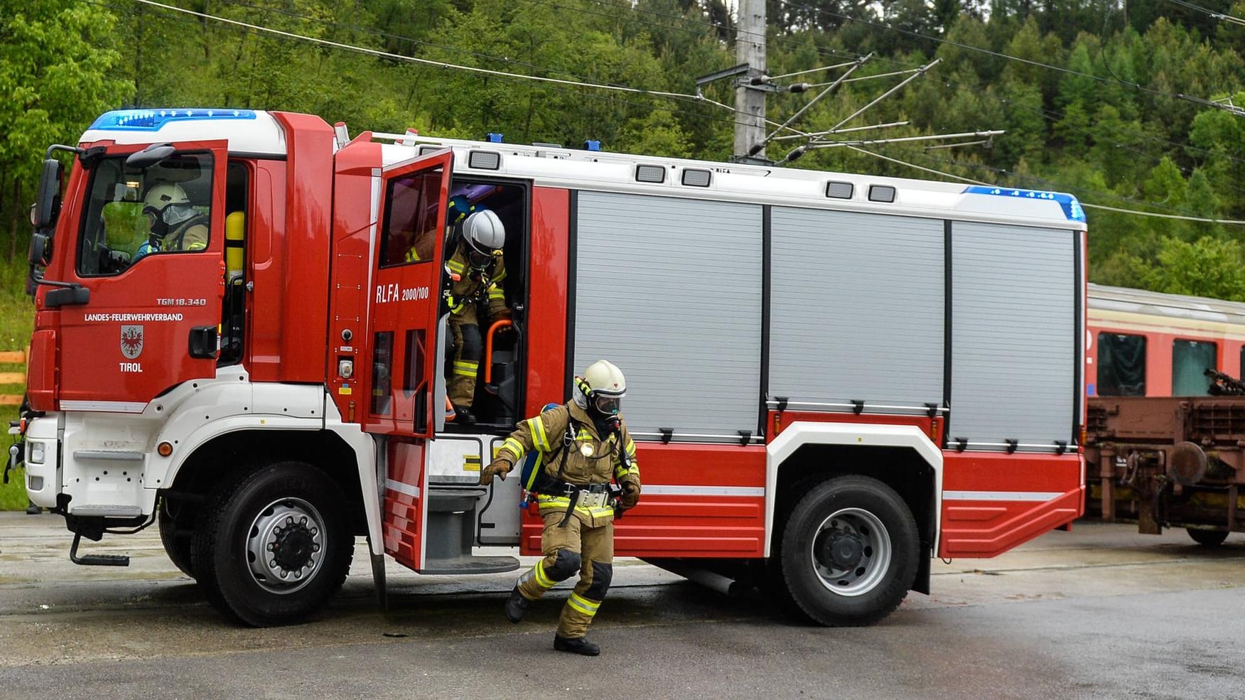 Ein Einsatzwagen der Tiroler Feuerwehr (Symbolbild): In Tirol ist ein Feuerwehrmann bei Sicherungsarbeiten von einer Schlammlawine verschüttet worden. Ein Einsatzwagen der Tiroler Feuerwehr (Symbolbild): In Tirol ist ein Feuerwehrmann bei Sicherungsarbeiten von einer Schlammlawine verschüttet worden.
