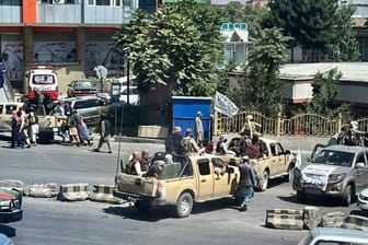 Taliban-Kämpfer patrouillieren an Bord von Polizeifahrzeugen: Das Land Bremen will Ortskräfte aus Afghanistan aufnehmen.