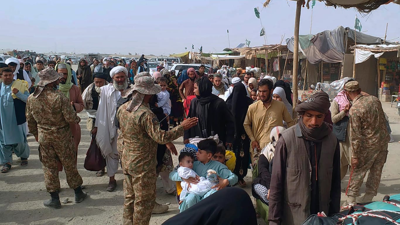 Soldaten überprüfen die Pässe von Menschen: Es stehen wenige Flüge bereit, um Pakistaner und Menschen anderer Nationalitäten aus Kabul zu fliegen.