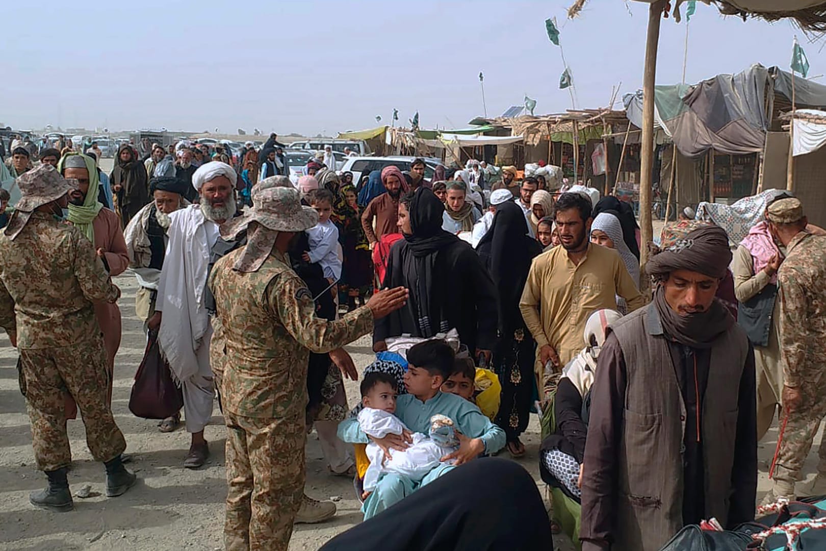 Soldaten überprüfen die Pässe von Menschen: Es stehen wenige Flüge bereit, um Pakistaner und Menschen anderer Nationalitäten aus Kabul zu fliegen.