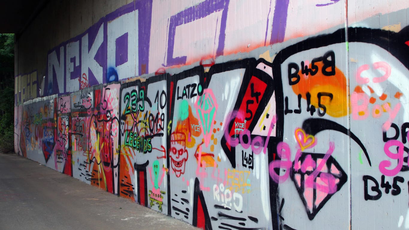 Graffiti an einer Wand (Archivbild): Ein Zeuge sah den Sprayer.