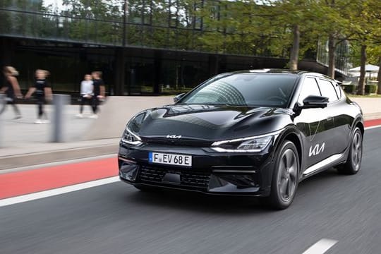 Kia bringt den elektrischen EV6 im Herbst für 44 990 Euro in den Handel.