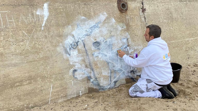 Banksy: Eines seiner Kunstwerke wurde nun aufgrund eines tragischen Unfalls überstrichen. (Symbolbild)