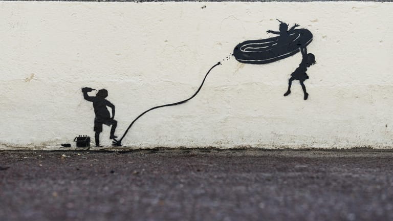 Großbritannien, Gorleston: Ein Werk des berühmten Grafitti-Künstlers Banksy an der Promenadenmauer am Strand nahe der ostenglischen Stadt Great Yarmouth.