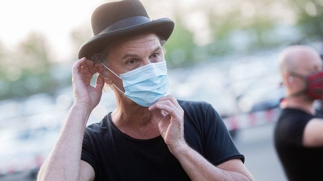Peter Brings bei den Vorbereitungen eines Konzerts (Archivbild): Der Musiker hat eine klare Meinung dazu, wer derzeit an seinen Konzerten teilhaben darf. Peter Brings bei den Vorbereitungen eines Konzerts (Archivbild): Der Musiker hat eine klare Meinung dazu, wer derzeit an seinen Konzerten teilhaben darf.
