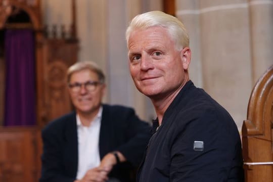 Guido Cantz und Pfarrer Johannes Mahlberg in der Kirche der Gemeinde St.