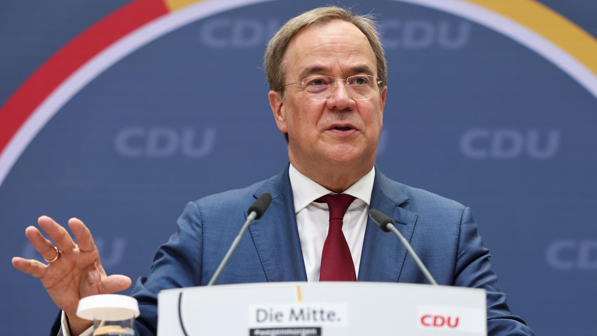 Armin Laschet auf der Pressekonferenz nach der Vorstandssitzung seiner Partei: "Hauptgegner sind alle, die politische Thesen vertreten, die nicht die unseren sind." Armin Laschet auf der Pressekonferenz nach der Vorstandssitzung seiner Partei: "Hauptgegner sind alle, die politische Thesen vertreten, die nicht die unseren sind."