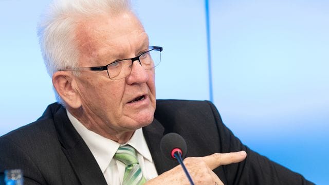 Baden-Württembergs Ministerpräsident Winfried Kretschmann spricht in Stuttgart (Archivbild): Er will Afghanen nach Deutschland holen.