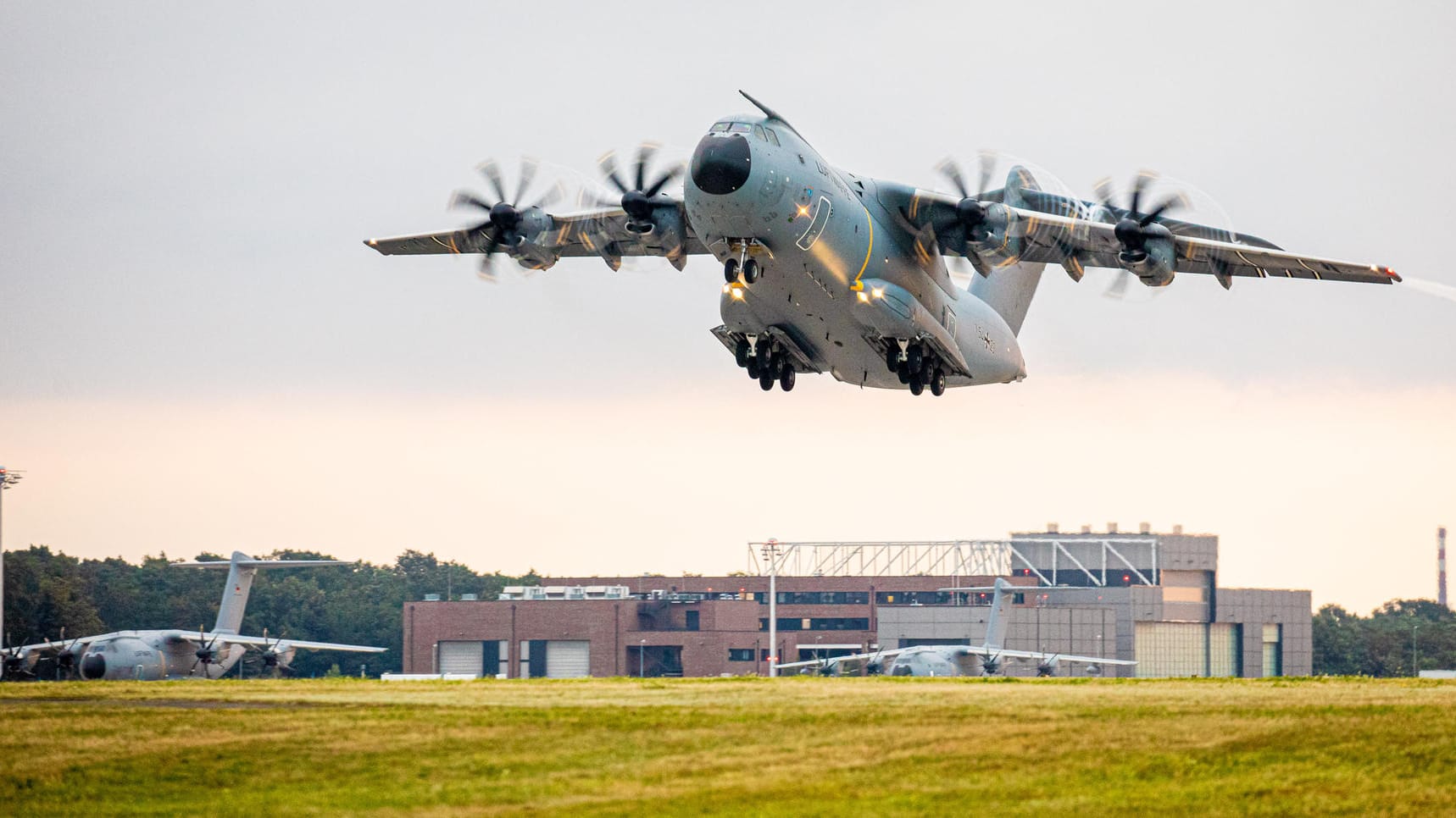 Ein Transportflugzeug vom Typ Airbus A400M der Luftwaffe auf dem Weg nach Afghanistan: Es soll deutsche Staatsbürger und afghanische Ortskräfte aus Kabul in Sicherheit bringen.